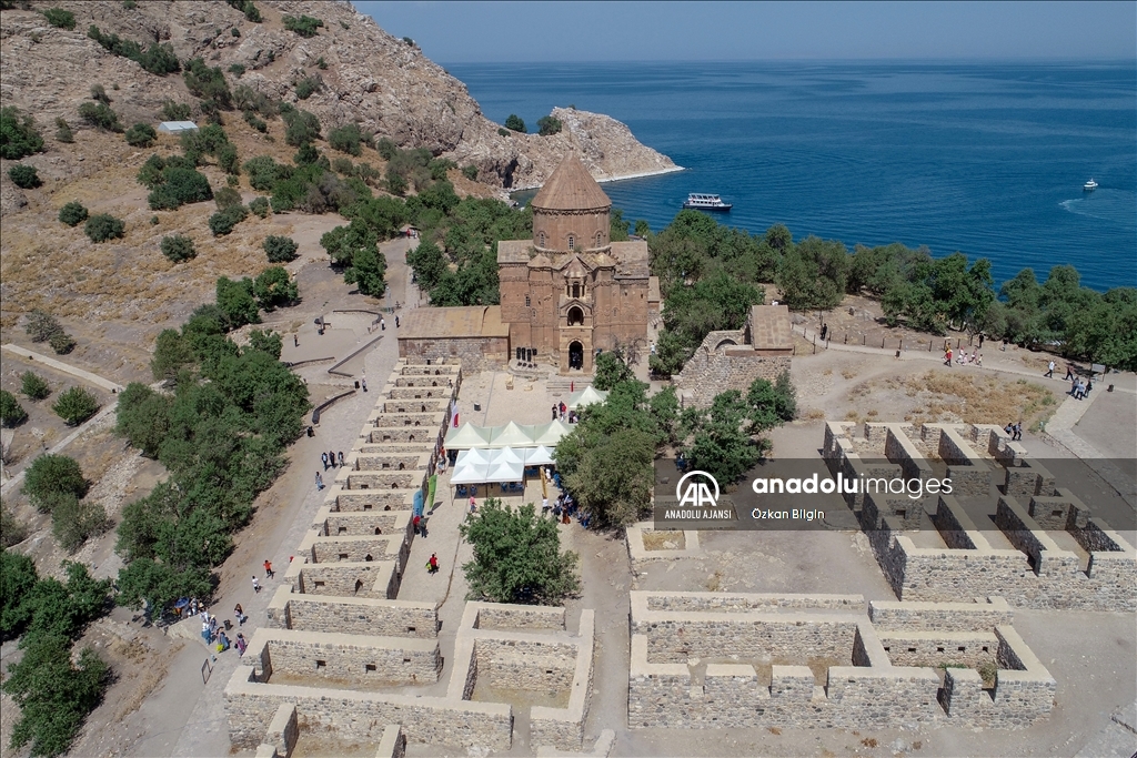 Akdamar Adası'nda 10. ayin başladı