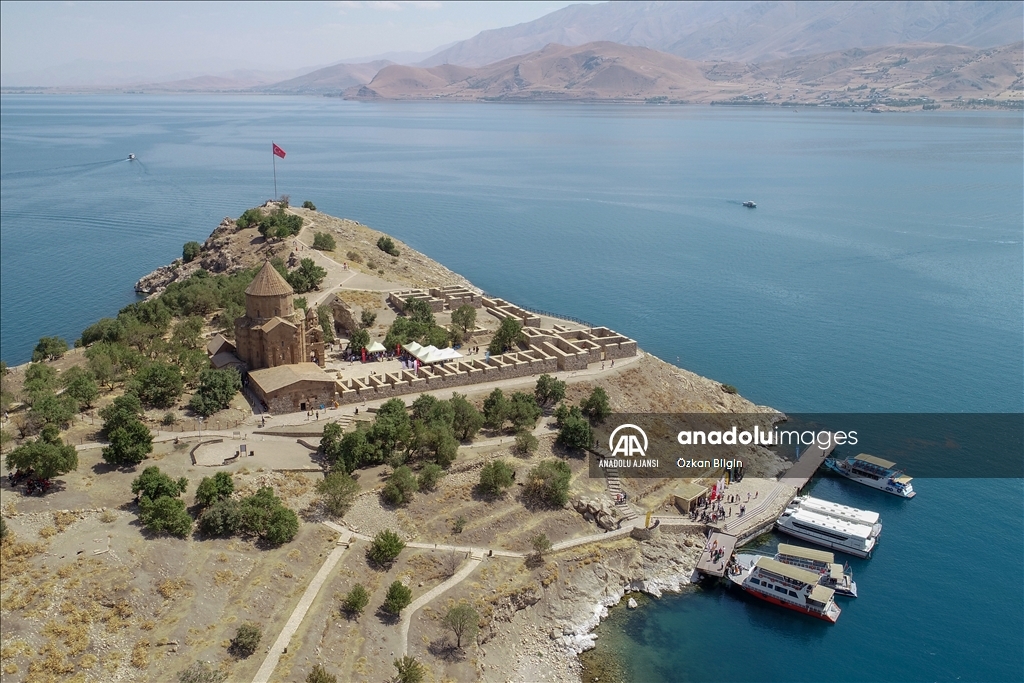 Akdamar Adası'nda 10. ayin başladı