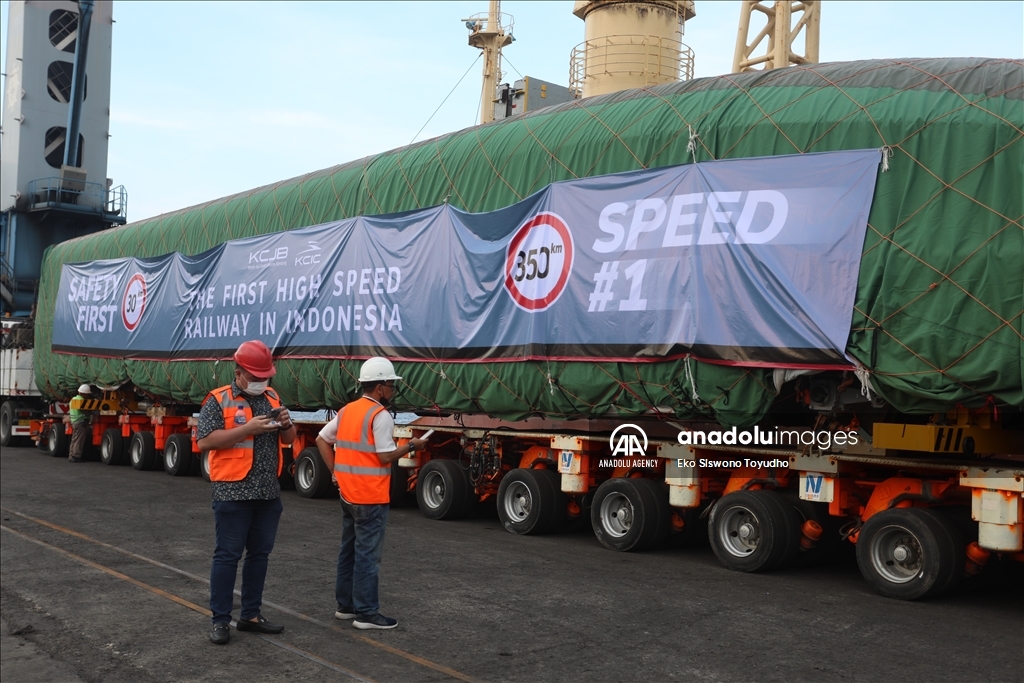 Kereta cepat buatan China tiba di Pelabuhan Tanjung Priok