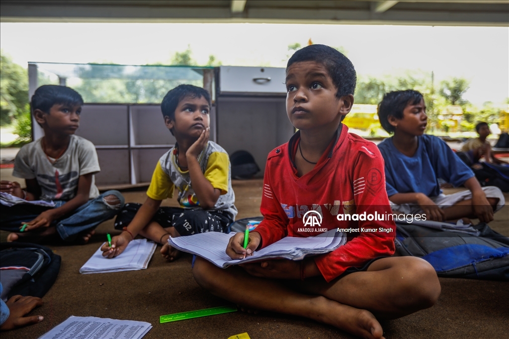 Hindistan'ın başkenti Yeni Delhi'de köprü altından sınıfa dönüşen eğitim yuvası