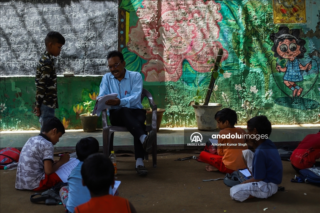 Hindistan'ın başkenti Yeni Delhi'de köprü altından sınıfa dönüşen eğitim yuvası