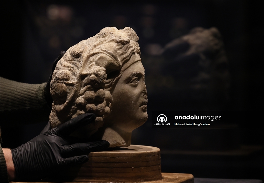 İzmir Arkeoloji Müzesinde Dionysos'a adanan eserler sergilenmeye başlandı