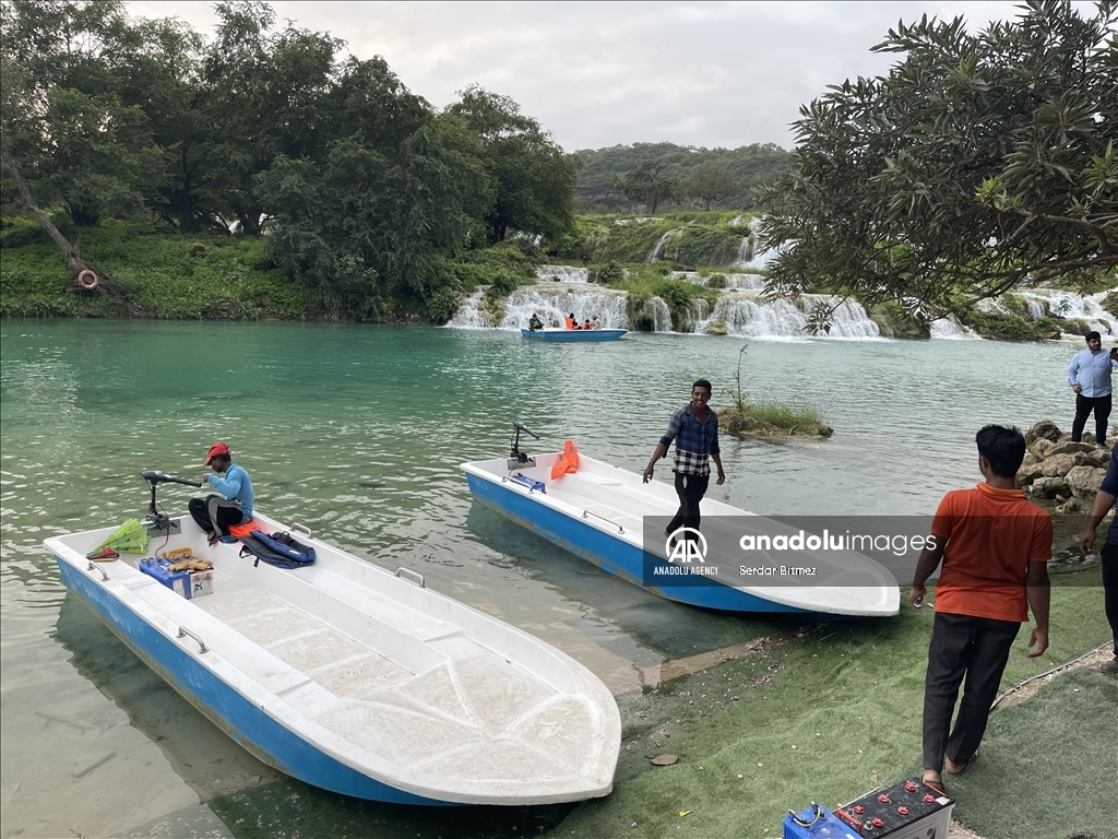 قوارب سياحية في البحيرة الرئيسة للوادي
