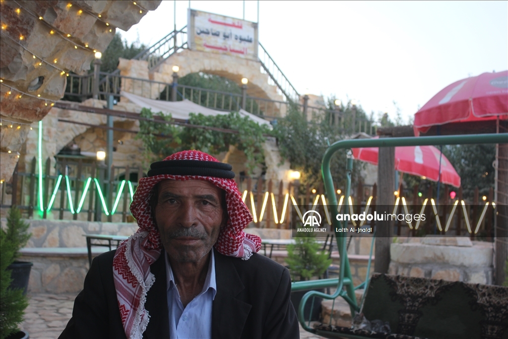 أبو صاجين شهادة جامعية بتخصّص الحقوق، وقد عمل بوحدة الأمن في الجامعة الأردنية