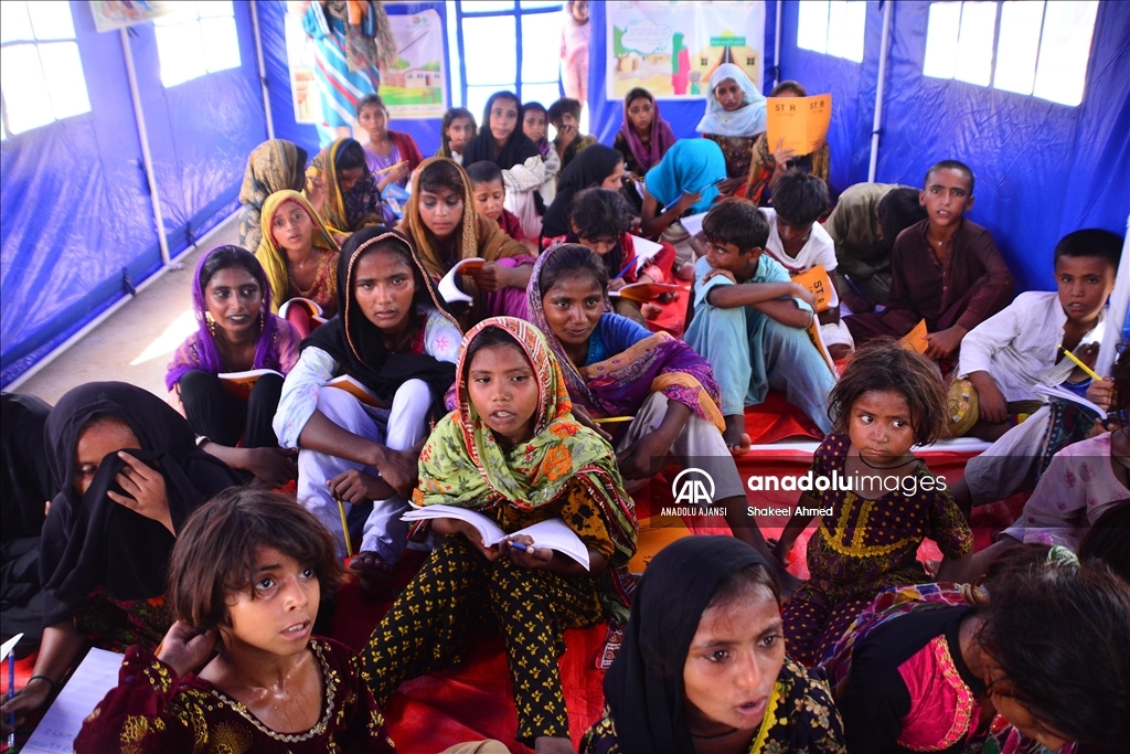 Pakistan'ın Sindh eyaletinde okulların yüzde 40'ı sel sonucu yıkıldı