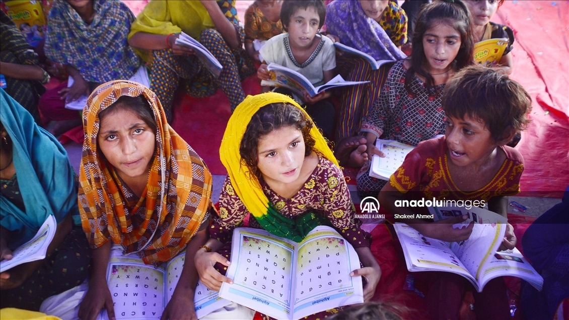 Pakistan'ın Sindh eyaletinde okulların yüzde 40'ı sel sonucu yıkıldı