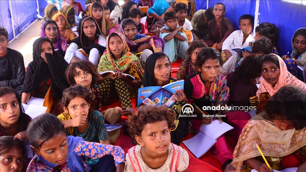 Pakistan'ın Sindh eyaletinde okulların yüzde 40'ı sel sonucu yıkıldı
