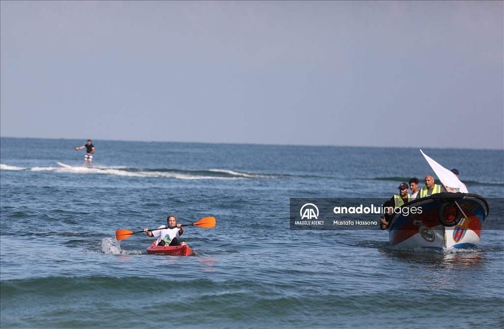 فلسطينيون يمارسون رياضة التجديف بغزة