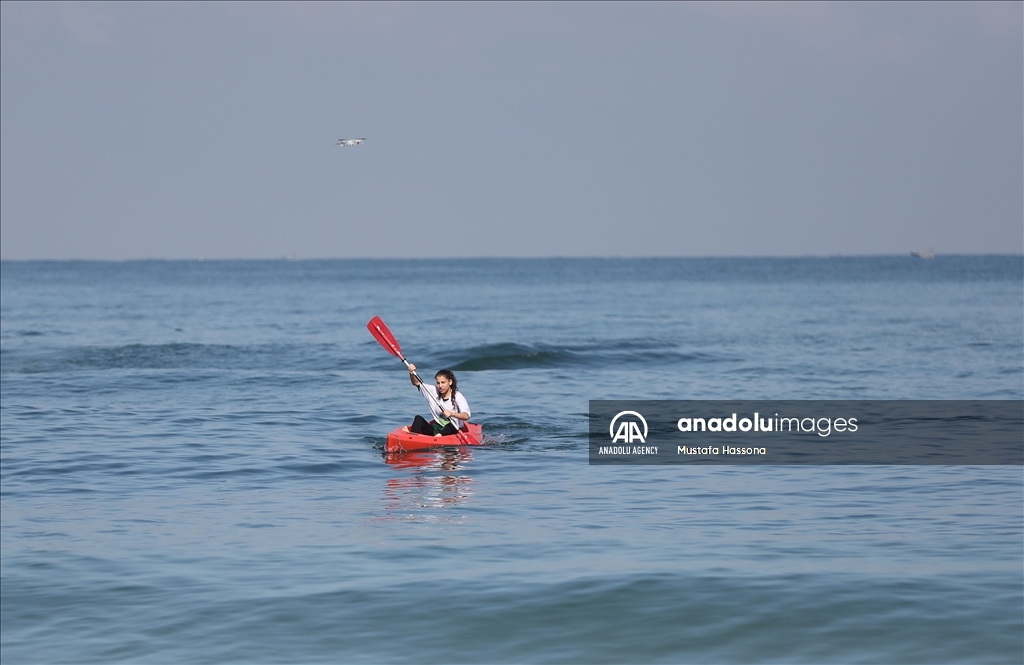 فلسطينيون يمارسون رياضة التجديف بغزة