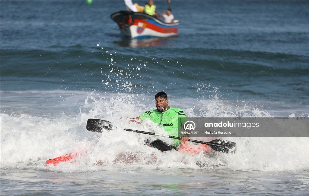 فلسطينيون يمارسون رياضة التجديف بغزة