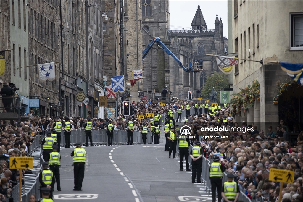 İngiltere Kraliçesi 2. Elizabeth’in cenazesi Edinburgh'a getirildi