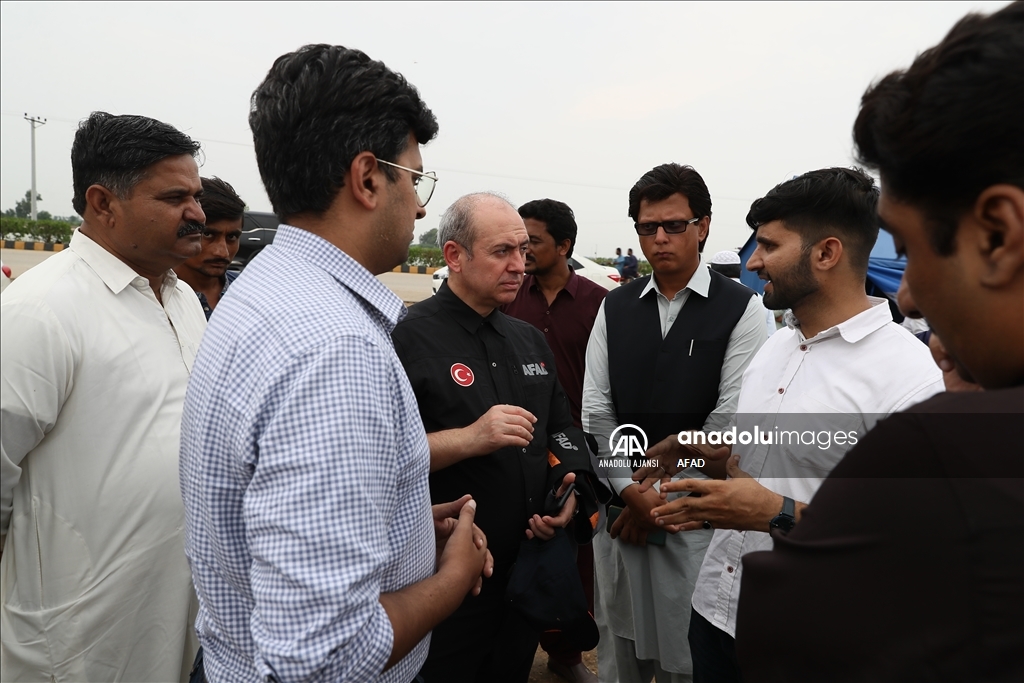 AFAD, Pakistan'daki sel felaketinde ihtiyaç sahipleri için çadır kurmayı sürdürüyor
