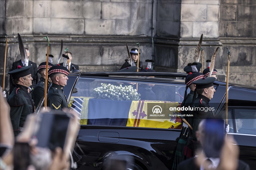 Edinburgh’ta halk Kraliçe 2. Elizabeth’in cenazesinin getirileceği St. Giles Katedrali’nin önüne akın etti