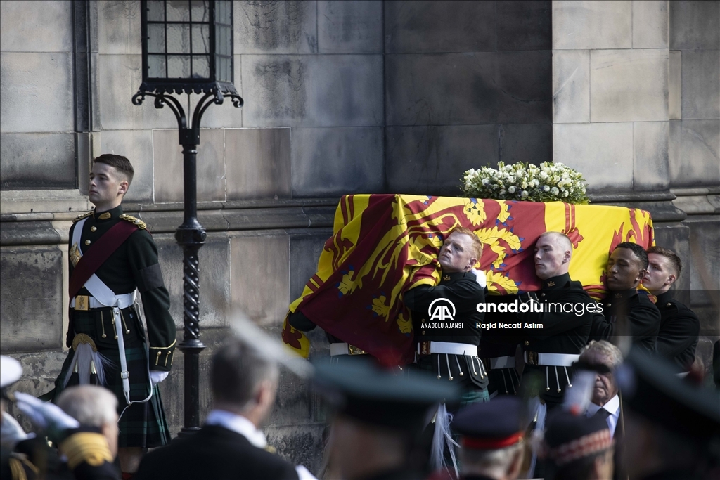 Kraliçe 2. Elizabeth’in cenazesi St. Giles Katedrali’ne getirildi
