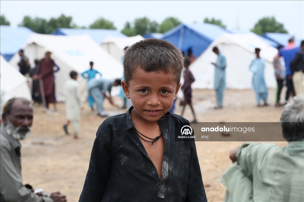 AFAD, Pakistan'daki sel felaketinde ihtiyaç sahipleri için çadır kurmayı sürdürüyor