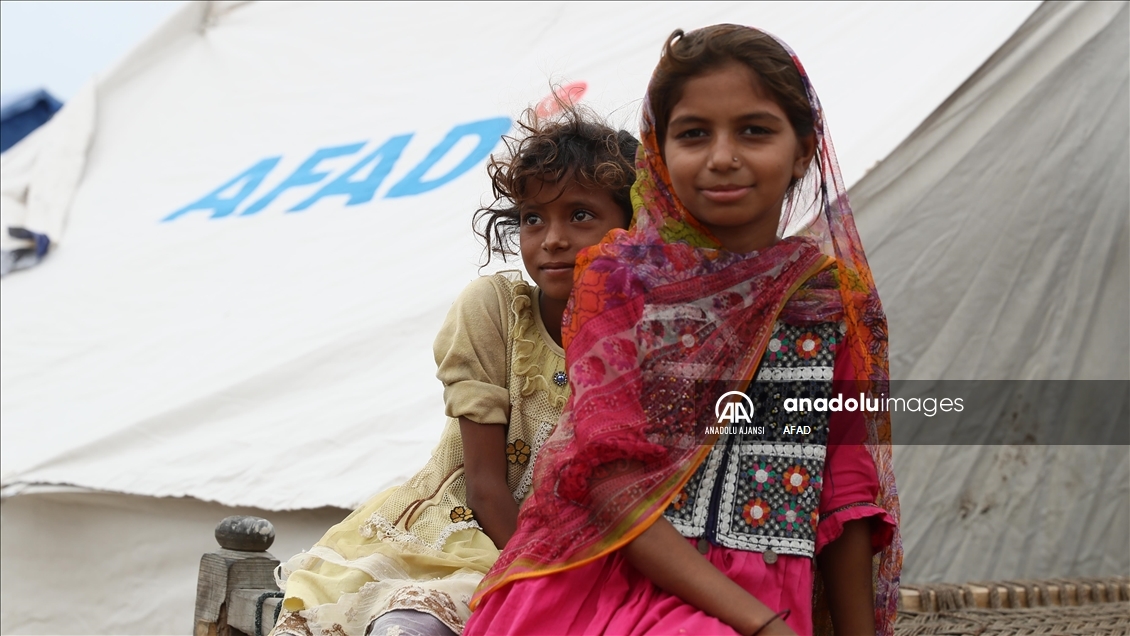 AFAD, Pakistan'daki sel felaketinde ihtiyaç sahipleri için çadır kurmayı sürdürüyor