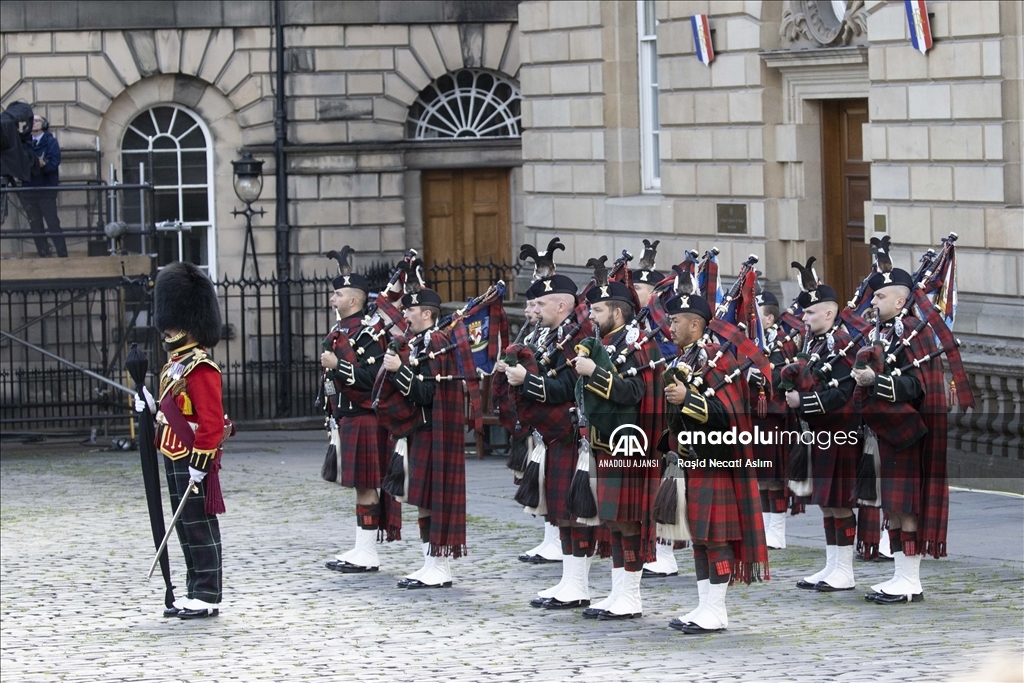Edinburgh’ta halk Kraliçe 2. Elizabeth’in cenazesinin getirileceği St. Giles Katedrali’nin önüne akın etti