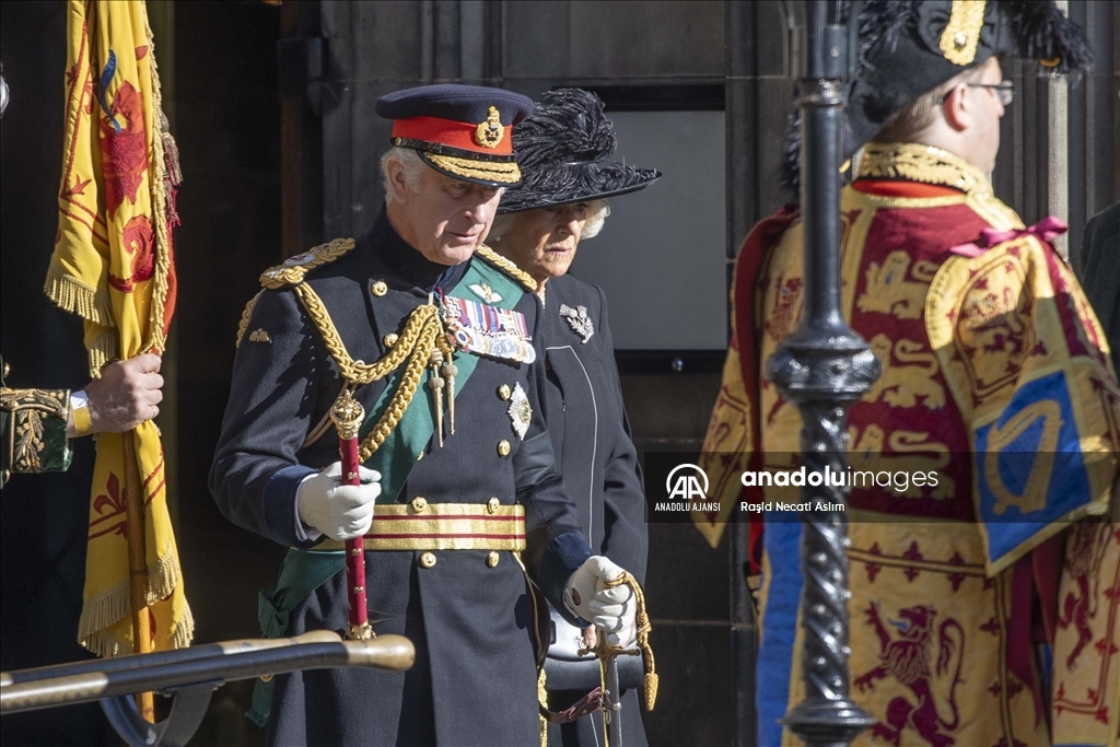 İngiltere Kralı 3. Charles, Kraliçe 2. Elizabeth için St. Giles Katedrali’nde düzenlenen ayinden ayrıldı