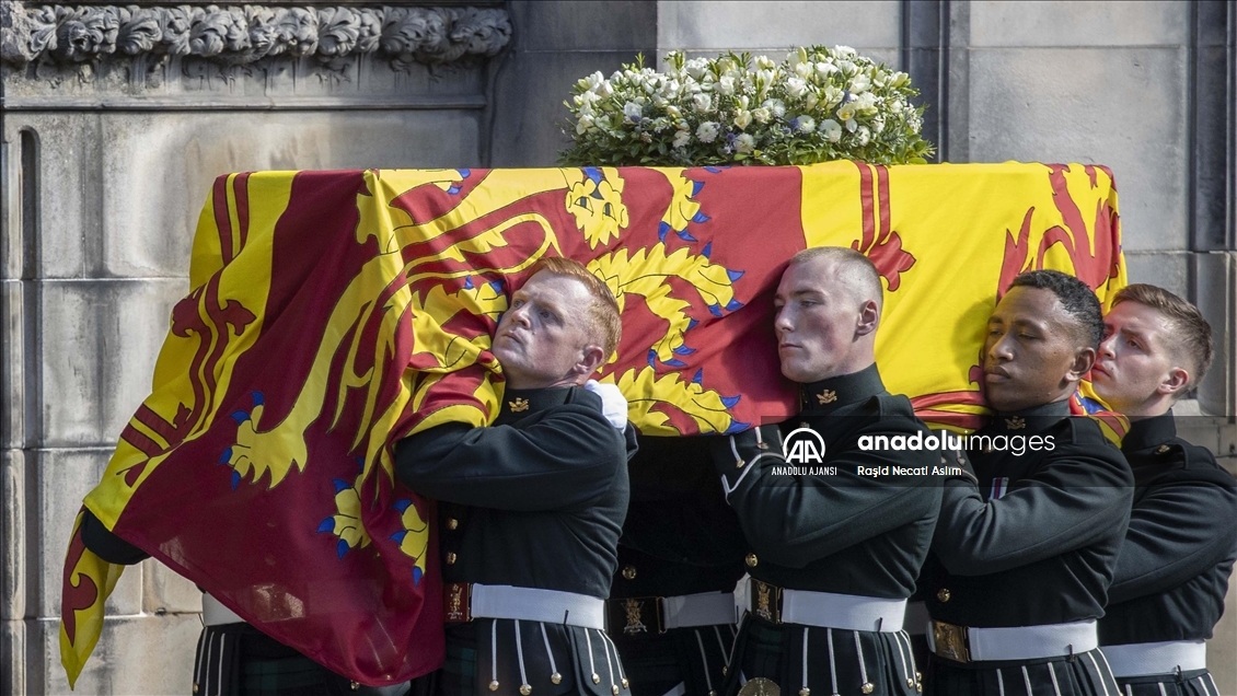 Kraliçe 2. Elizabeth’in cenazesi St. Giles Katedrali’ne getirildi