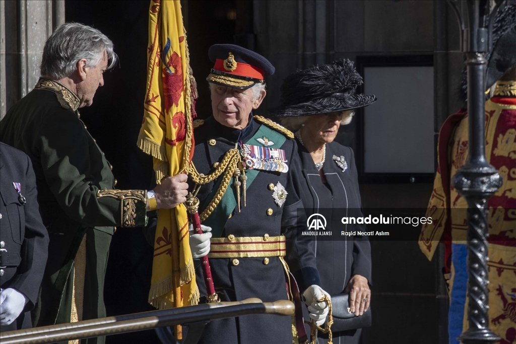 İngiltere Kralı 3. Charles, Kraliçe 2. Elizabeth için St. Giles Katedrali’nde düzenlenen ayinden ayrıldı