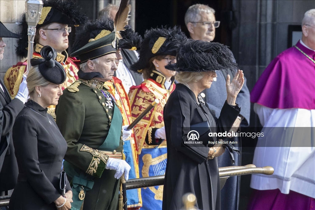 Kraliçe 2. Elizabeth’in cenazesi St. Giles Katedrali’ne getirildi