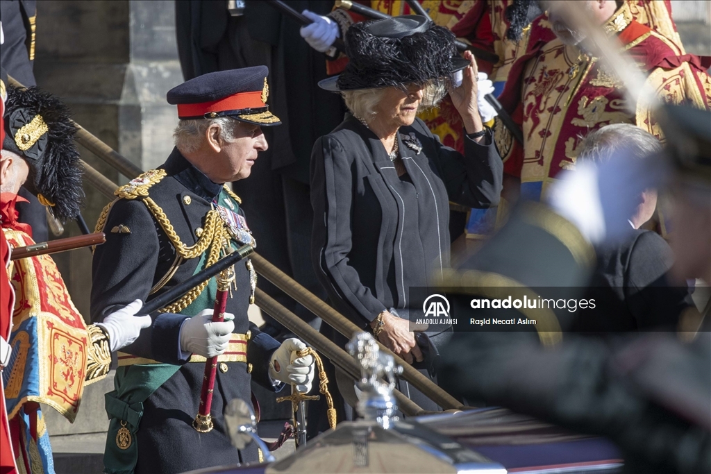 İngiltere Kralı 3. Charles, Kraliçe 2. Elizabeth için St. Giles Katedrali’nde düzenlenen ayinden ayrıldı