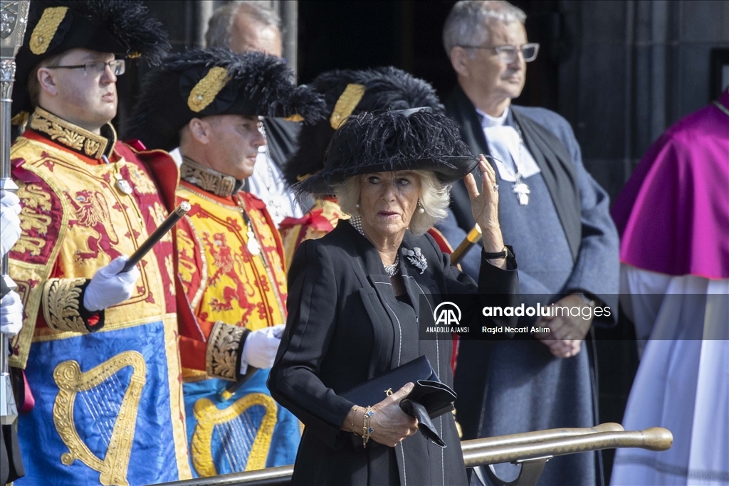 Edinburgh’ta halk Kraliçe 2. Elizabeth’in cenazesinin getirileceği St. Giles Katedrali’nin önüne akın etti