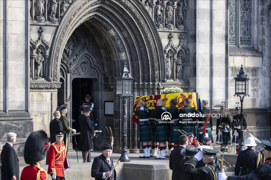 Kraliçe 2. Elizabeth’in cenazesi St. Giles Katedrali’ne getirildi