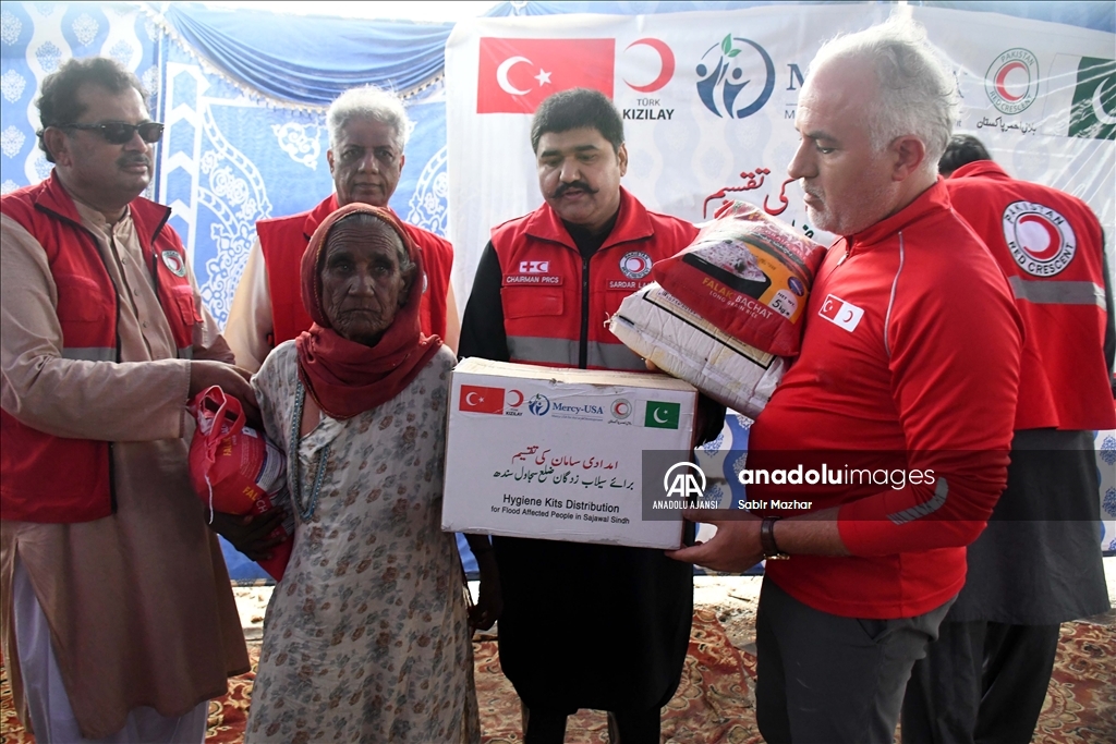 Türk Kızılay Genel Başkanı Kınık, Pakistan'daki yardım çalışmalarını inceledi