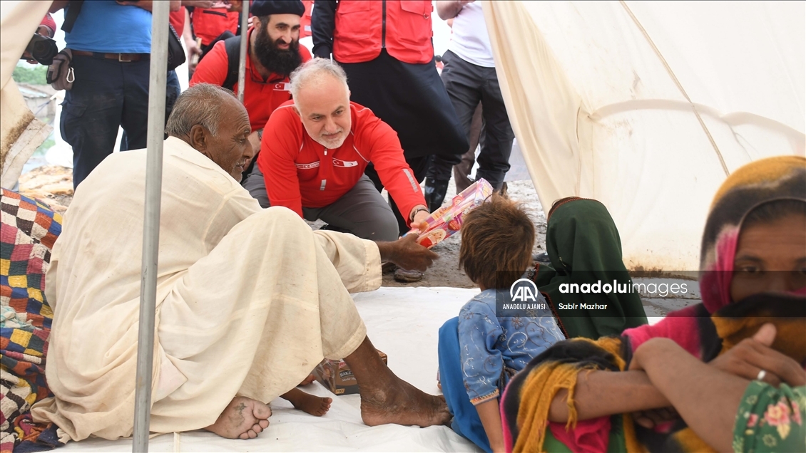Türk Kızılay Genel Başkanı Kınık, Pakistan'daki yardım çalışmalarını inceledi