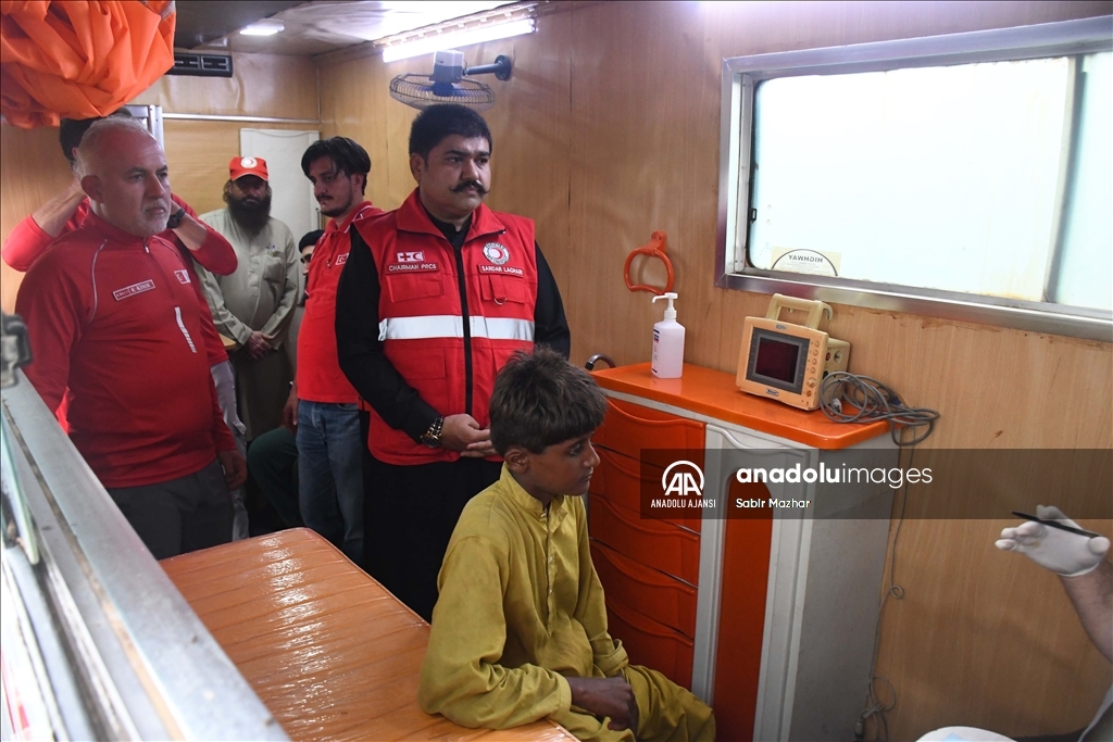 Türk Kızılay Genel Başkanı Kınık, Pakistan'daki yardım çalışmalarını inceledi
