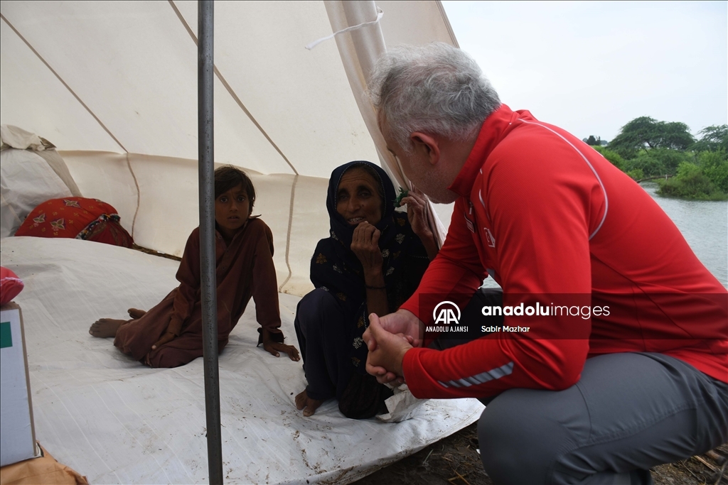 Türk Kızılay Genel Başkanı Kınık, Pakistan'daki yardım çalışmalarını inceledi