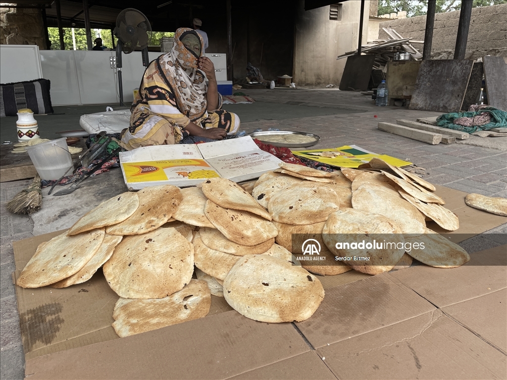 خبز "القالب" العماني... مؤونة البيوت وزوّادة المسافرين