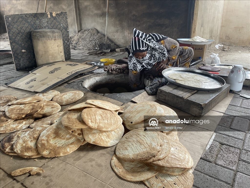 خبز "القالب" العماني... مؤونة البيوت وزوّادة المسافرين