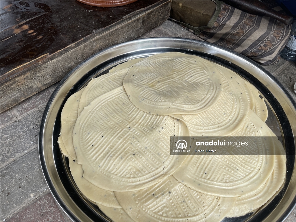 خبز "القالب" العماني... مؤونة البيوت وزوّادة المسافرين