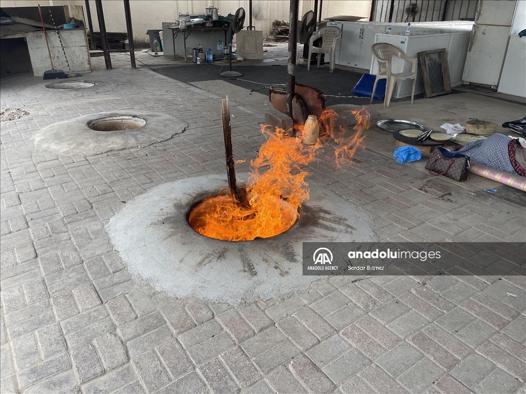 خبز "القالب" العماني... مؤونة البيوت وزوّادة المسافرين