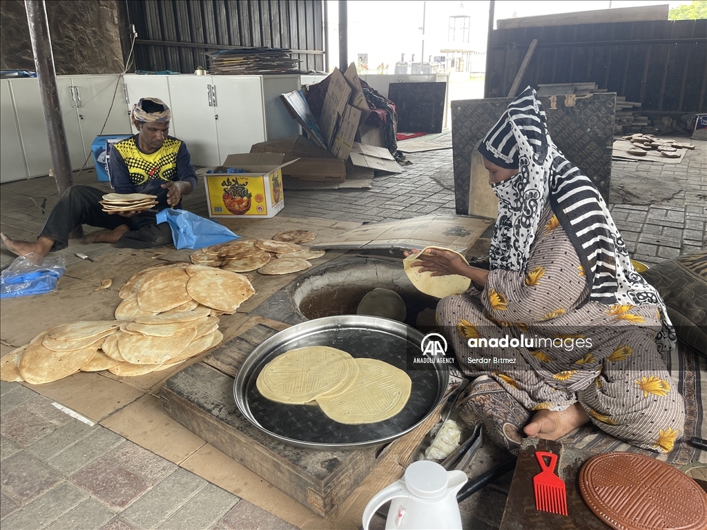 خبز "القالب" العماني... مؤونة البيوت وزوّادة المسافرين