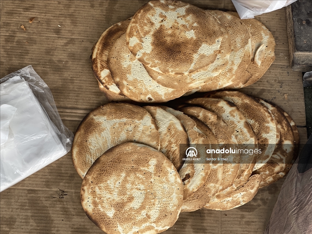 خبز "القالب" العماني... مؤونة البيوت وزوّادة المسافرين