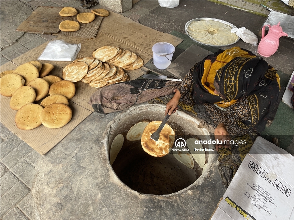 خبز "القالب" العماني... مؤونة البيوت وزوّادة المسافرين