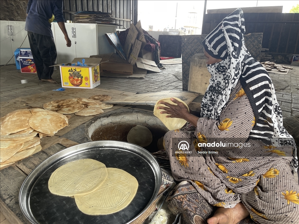 خبز "القالب" العماني... مؤونة البيوت وزوّادة المسافرين
