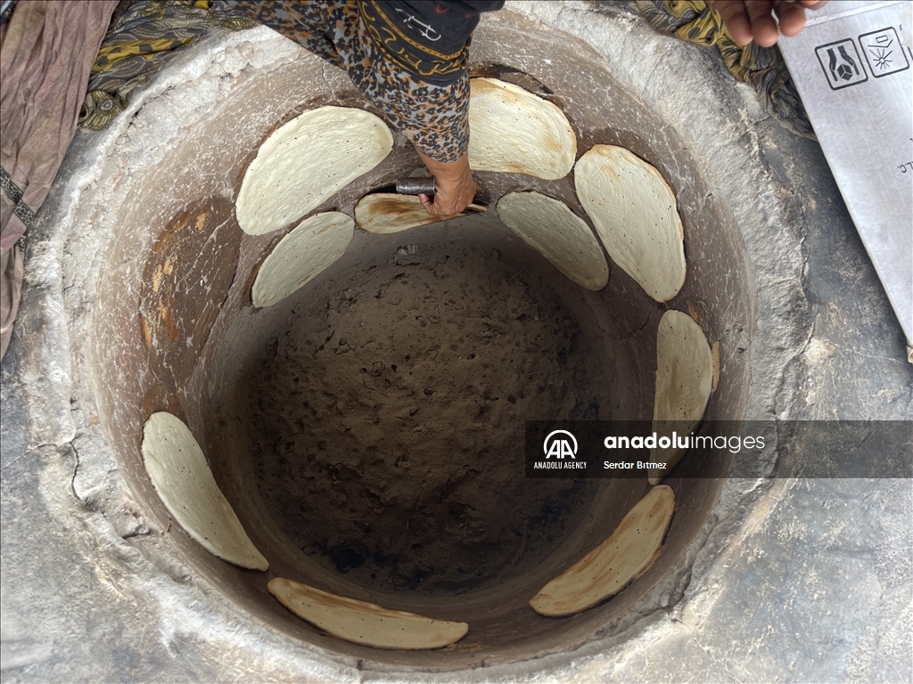 خبز "القالب" العماني... مؤونة البيوت وزوّادة المسافرين