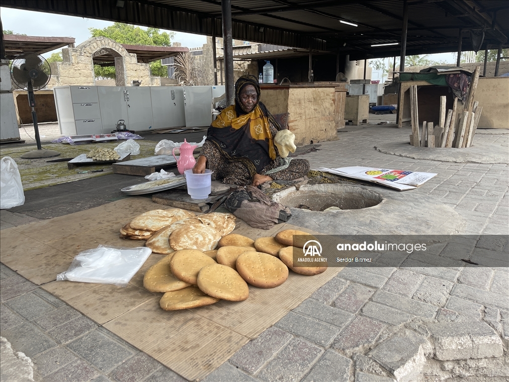 خبز "القالب" العماني... مؤونة البيوت وزوّادة المسافرين