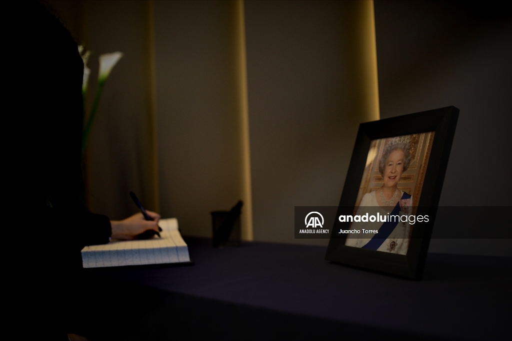 Colombianos rinden homenaje a la reina Isabel