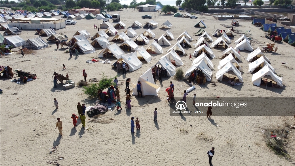 AFAD, sel felaketinin yaşandığı Pakistan'da çadır kamp inşa etmeye başladı