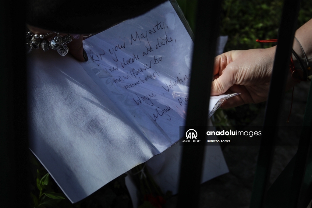 Colombianos rinden homenaje a la reina Isabel