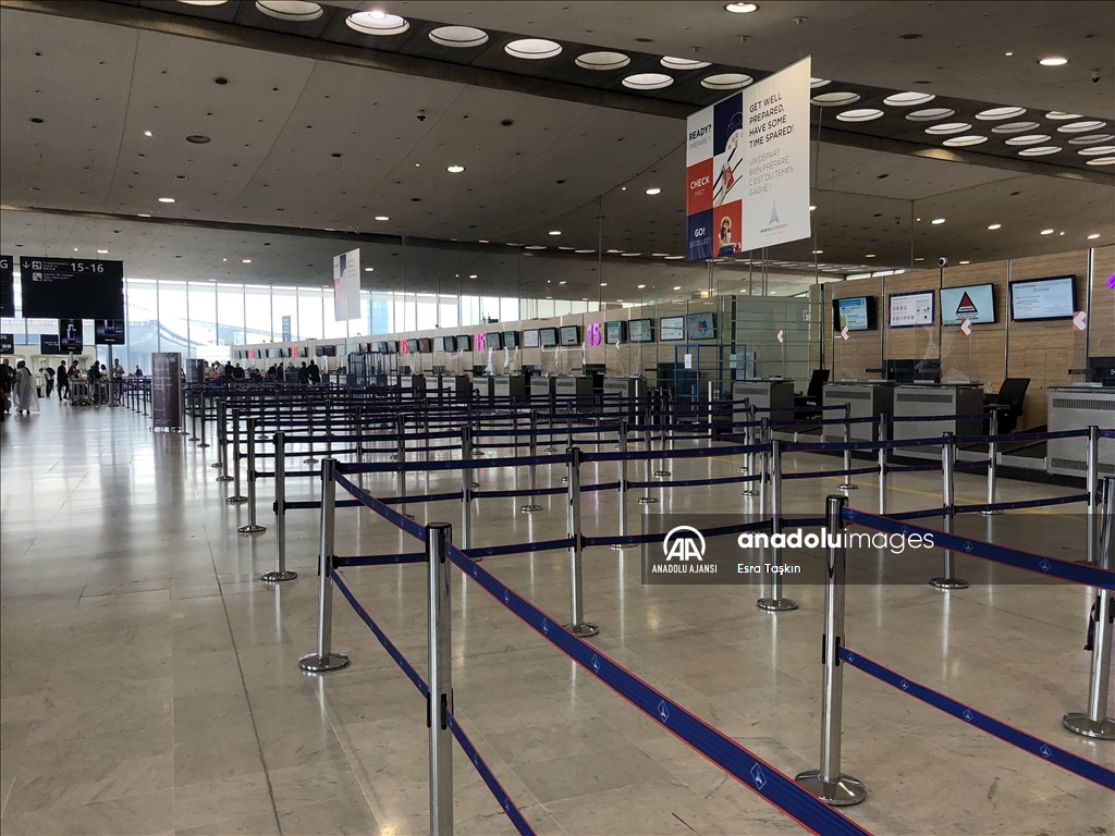 Fransa'da hava trafik kontrolörlerinin grevi nedeniyle çok sayıda sefer iptal edildi