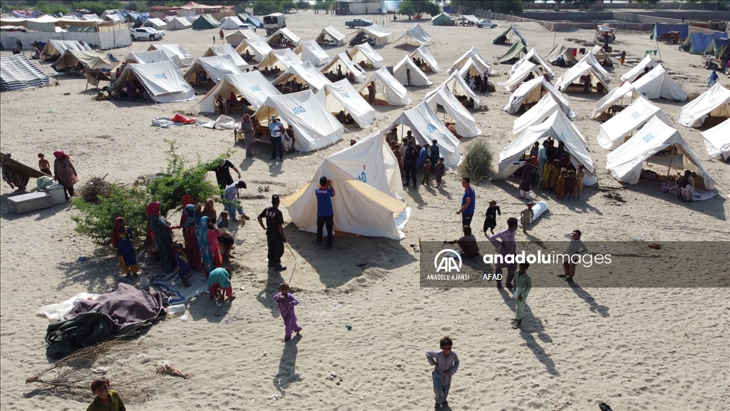 AFAD, sel felaketinin yaşandığı Pakistan'da çadır kamp inşa etmeye başladı