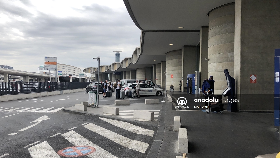 Fransa'da hava trafik kontrolörlerinin grevi nedeniyle çok sayıda sefer iptal edildi