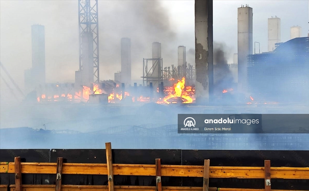 Kocaeli'de fabrika inşaatında çıkan yangına müdahale ediliyor