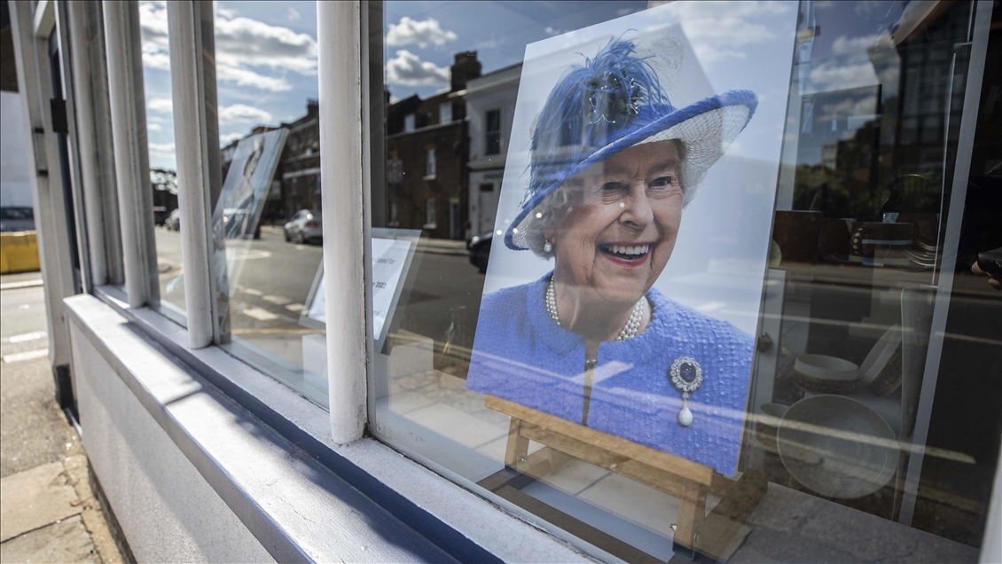 Dyqanet në Londër me fotografi të mbretëreshës Elizabeth II në vitrina